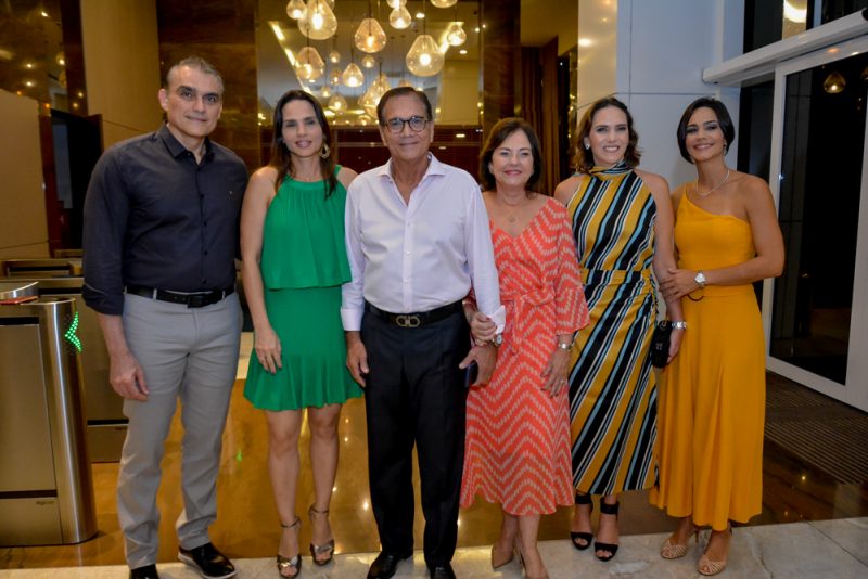 Alto astral - Senador Tasso Jereissati é a figura central do jantar armado por Beto Studart