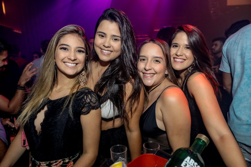 Privezinha - Deejays Santti e Flar comandam as pick-ups e botam os festeiros para dançar na pista da Living