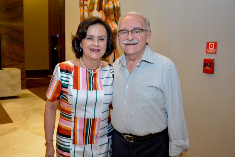 Alto astral - Senador Tasso Jereissati é a figura central do jantar armado por Beto Studart