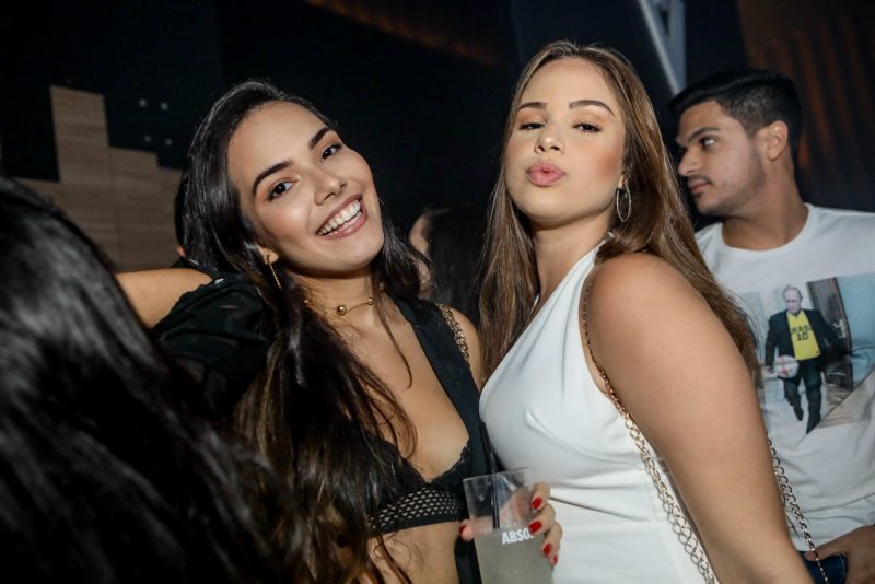 Privezinha - Deejays Santti e Flar comandam as pick-ups e botam os festeiros para dançar na pista da Living