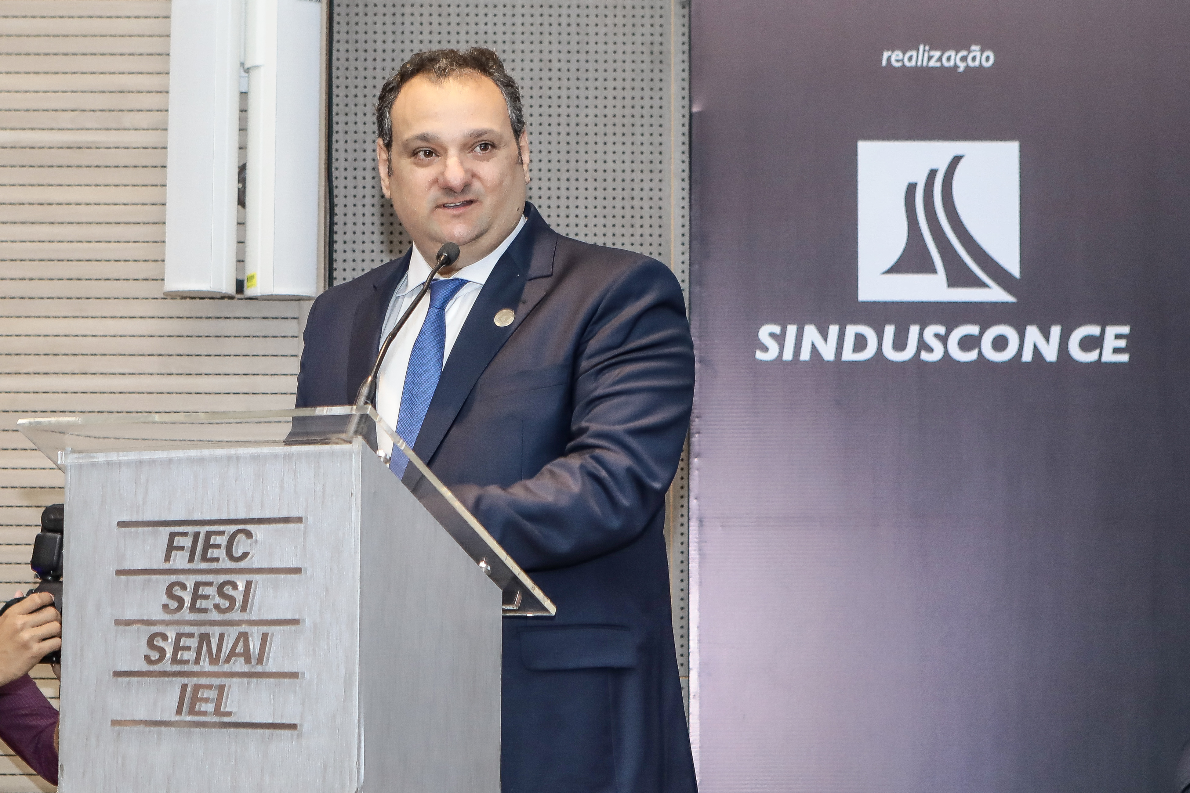 Presidente do Sinduscon-CE, Patriolino Dias sugere antecipação de férias para a construção civil Presidente do Sinduscon-CE, Patriolino Dias sugere antecipação de férias para a construção civil