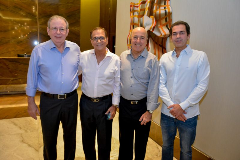 Alto astral - Senador Tasso Jereissati é a figura central do jantar armado por Beto Studart