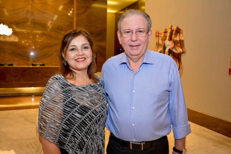 Alto astral - Senador Tasso Jereissati é a figura central do jantar armado por Beto Studart