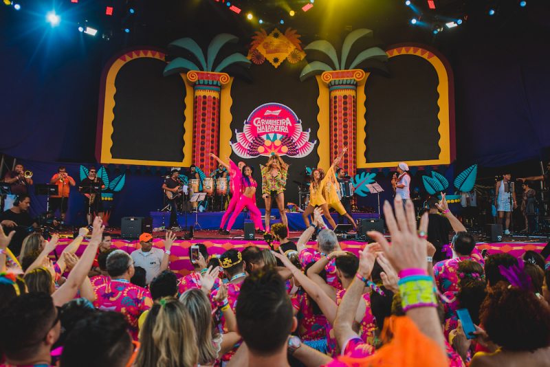 Terra do Frevo - Anitta, Xand, Durval, Elba Ramalho, Simone e Simaria incendeiam o Carnaval de Olinda