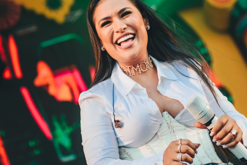 Terra do Frevo - Anitta, Xand, Durval, Elba Ramalho, Simone e Simaria incendeiam o Carnaval de Olinda