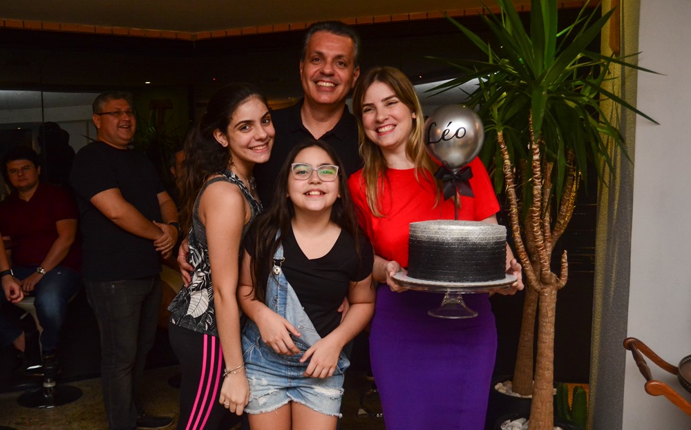 Leonardo Dall’Olio celebra a nova idade com festa intimista em seu elegante endereço Leonardo Dall’Olio celebra a nova idade com festa intimista em seu elegante endereço
