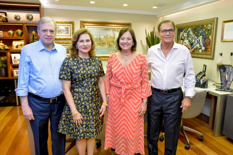 Alto astral - Senador Tasso Jereissati é a figura central do jantar armado por Beto Studart