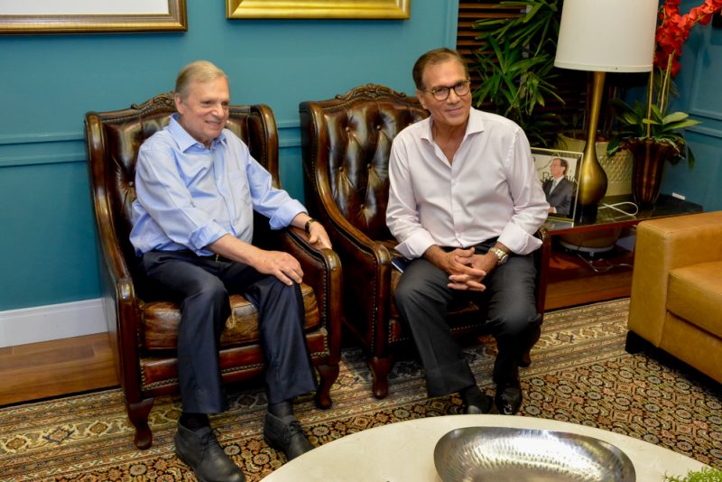 Alto astral - Senador Tasso Jereissati é a figura central do jantar armado por Beto Studart