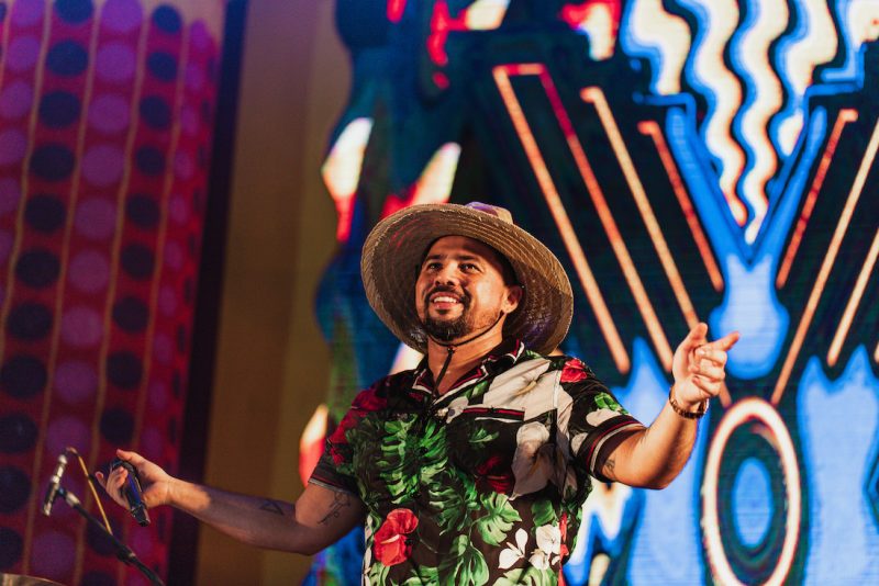 Terra do Frevo - Anitta, Xand, Durval, Elba Ramalho, Simone e Simaria incendeiam o Carnaval de Olinda