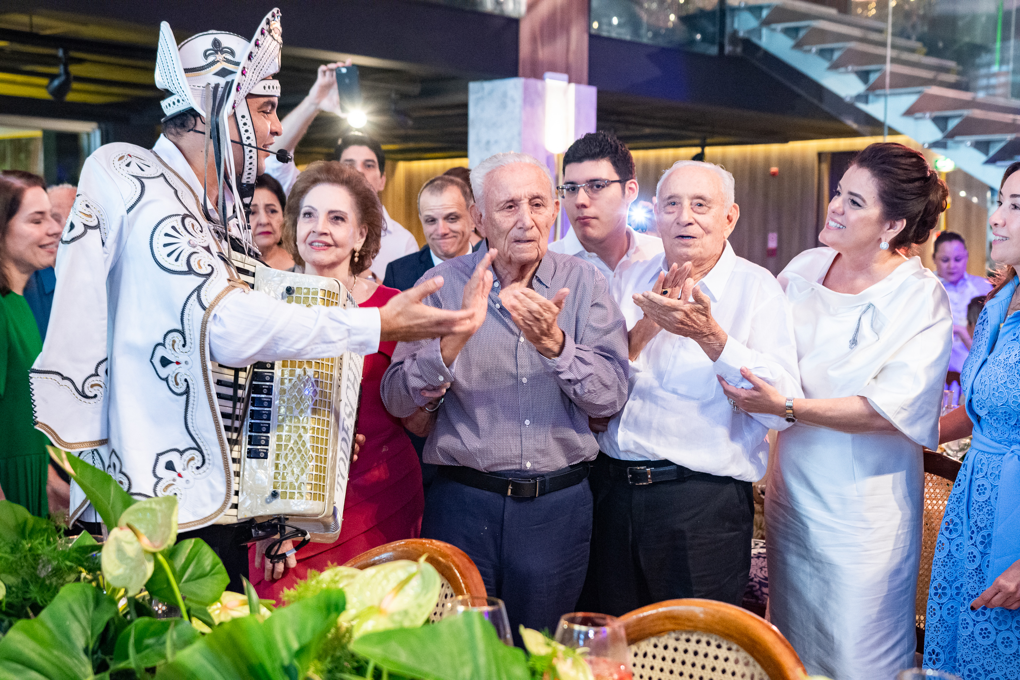Chambinho do Acordeon comanda a animação nos 93 anos de Humberto e Adauto Bezerra Chambinho do Acordeon comanda a animação nos 93 anos de Humberto e Adauto Bezerra