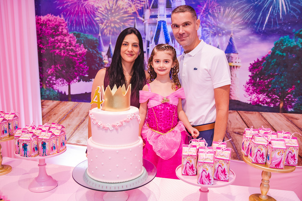 Clarissa Coelho e Márcio Calux festejam os quatro anos de Nicole no Clube das Estrelinhas Clarissa Coelho e Márcio Calux festejam os quatro anos de Nicole no Clube das Estrelinhas