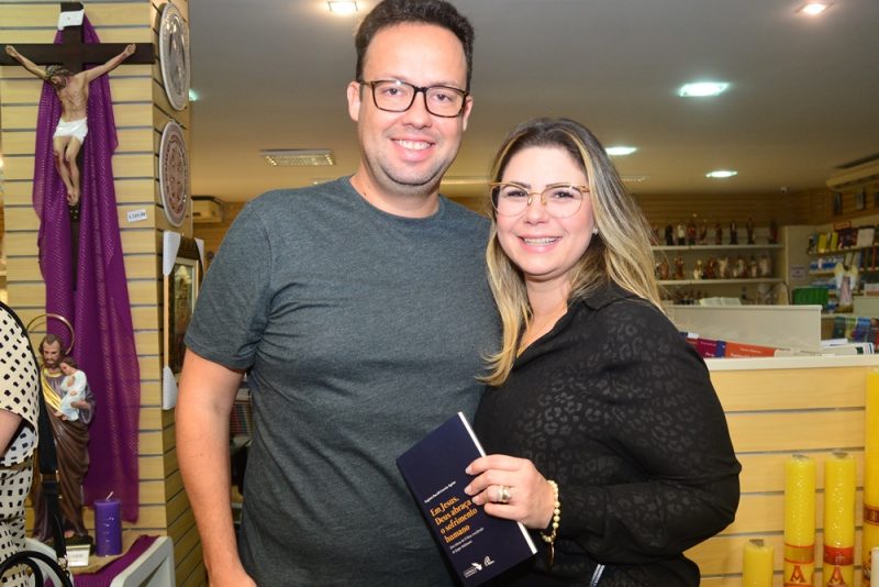 Sessão de autógrafos - Pe. Eugênio Pacelli pilota o lançamento do livro “Em Jesus, Deus abraça o sofrimento humano”