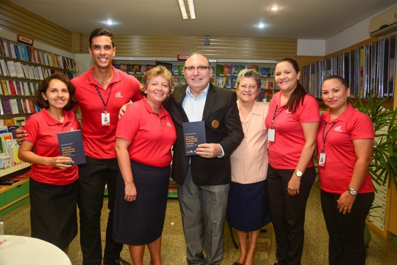 Sessão de autógrafos - Pe. Eugênio Pacelli pilota o lançamento do livro “Em Jesus, Deus abraça o sofrimento humano”
