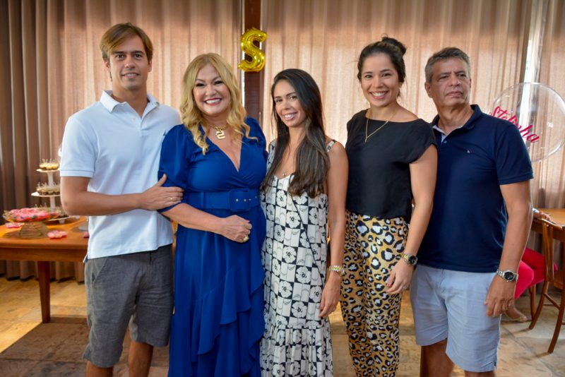 Sessão Parabéns - Alegria e alto astral marcam a troca de idade de Stelinha Frota Salles