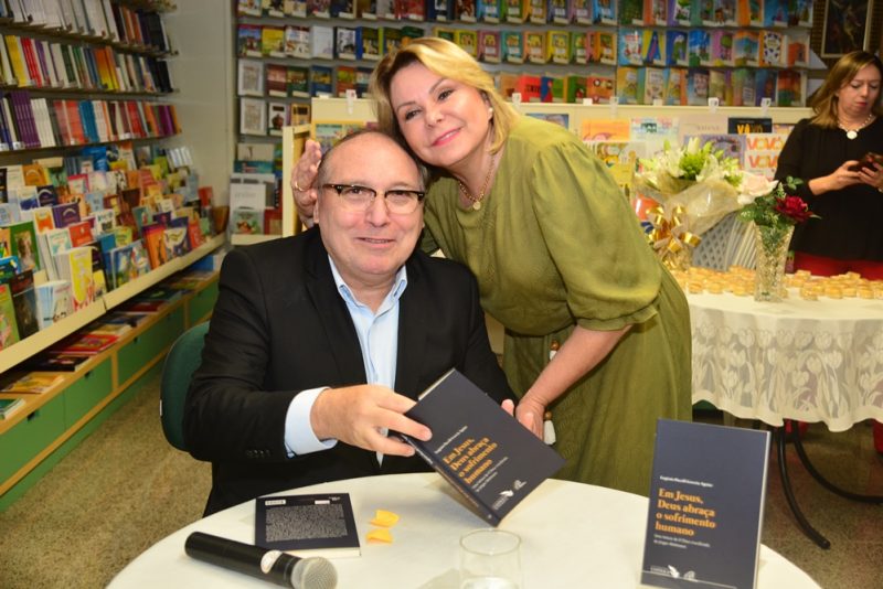 Sessão de autógrafos - Pe. Eugênio Pacelli pilota o lançamento do livro “Em Jesus, Deus abraça o sofrimento humano”