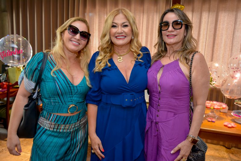 Sessão Parabéns - Alegria e alto astral marcam a troca de idade de Stelinha Frota Salles