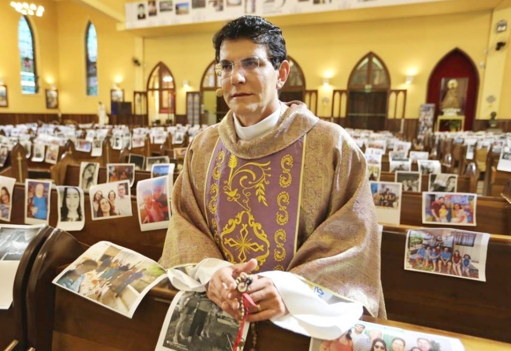 Padre Reginaldo Manzotti Recebeu Fotos De Fieis Para Te Los Presentes Nas Missao Em Curitiba 1584742637591 V2 1280x853