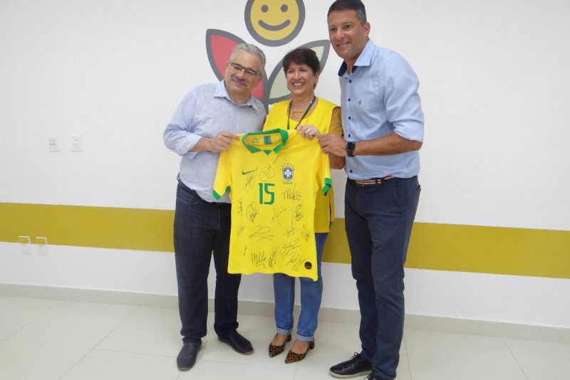 Associação Peter Pan realiza leilão de camisa autografada pela Seleção Brasileira Associação Peter Pan realiza leilão de camisa autografada pela Seleção Brasileira