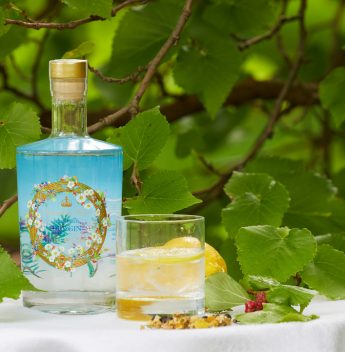 Família Real lança gin com ervas cultivadas no Palácio de Buckingham Família Real lança gin com ervas cultivadas no Palácio de Buckingham