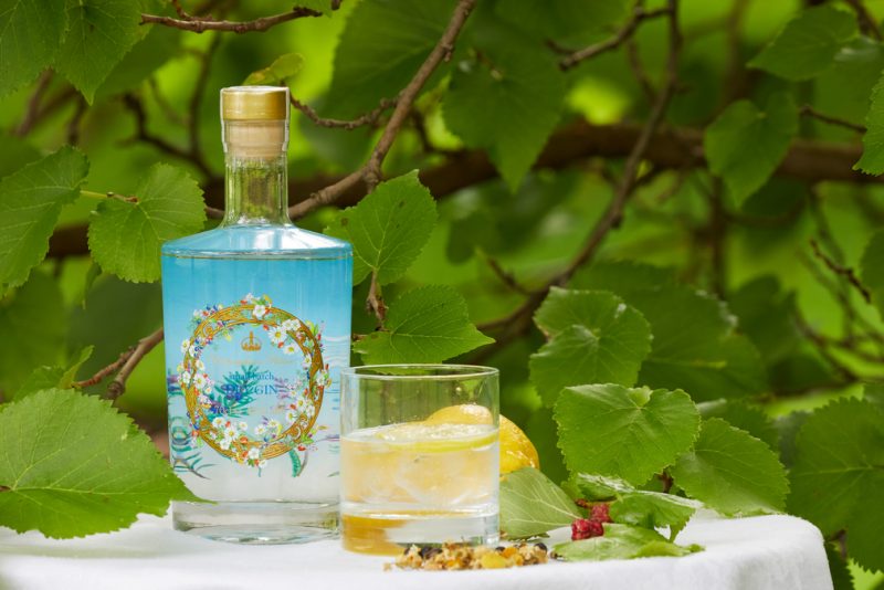 Família Real lança gin com ervas cultivadas no Palácio de Buckingham Família Real lança gin com ervas cultivadas no Palácio de Buckingham