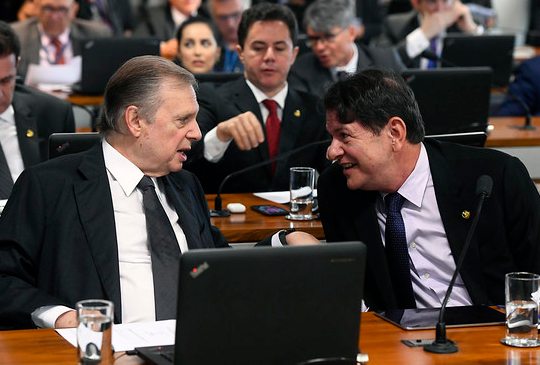 Tasso e Cid votam favoravelmente e ajudam aprovação do PL das fake news Tasso e Cid votam favoravelmente e ajudam aprovação do PL das fake news