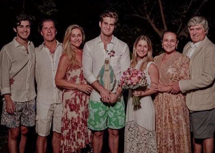Bruna Magalhães e Ravi Macêdo trocam as alianças em celebração surpresa Bruna Magalhães e Ravi Macêdo trocam as alianças em celebração surpresa