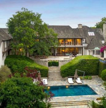 Mansão que pertencia a Brad Pitt e Jennifer Aniston é vendida em Beverly Hills Mansão que pertencia a Brad Pitt e Jennifer Aniston é vendida em Beverly Hills