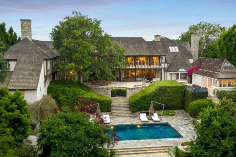 Mansão que pertencia a Brad Pitt e Jennifer Aniston é vendida em Beverly Hills Mansão que pertencia a Brad Pitt e Jennifer Aniston é vendida em Beverly Hills