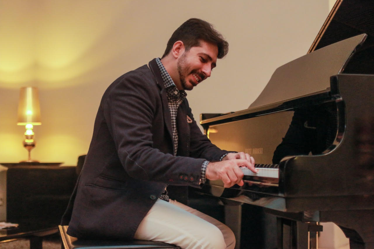 Felipe Adjafre faz homenagem a Tom Jobim na próxima edição do Projeto Pôr do Sol Fortaleza Felipe Adjafre faz homenagem a Tom Jobim na próxima edição do Projeto Pôr do Sol Fortaleza