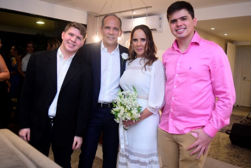 Chuva de Arroz - Chic e intimista. Foi assim a troca de alianças de Henrique Augusto e Revia Lima