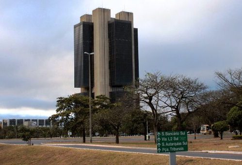 Copom interrompe a série de cortes e mantém a taxa Selic em 2% ao ano Copom interrompe a série de cortes e mantém a taxa Selic em 2% ao ano