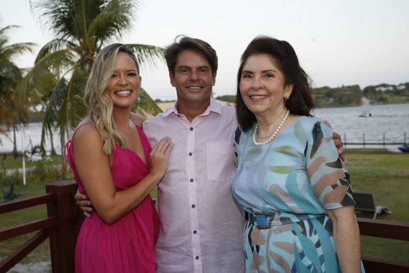 Luiz Carlos, Myrella e Vânia Tomé festejam a troca de idade na Lagoa do Uruaú Luiz Carlos, Myrella e Vânia Tomé festejam a troca de idade na Lagoa do Uruaú