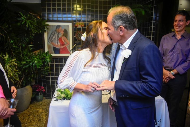 Chuva de Arroz - Chic e intimista. Foi assim a troca de alianças de Henrique Augusto e Revia Lima