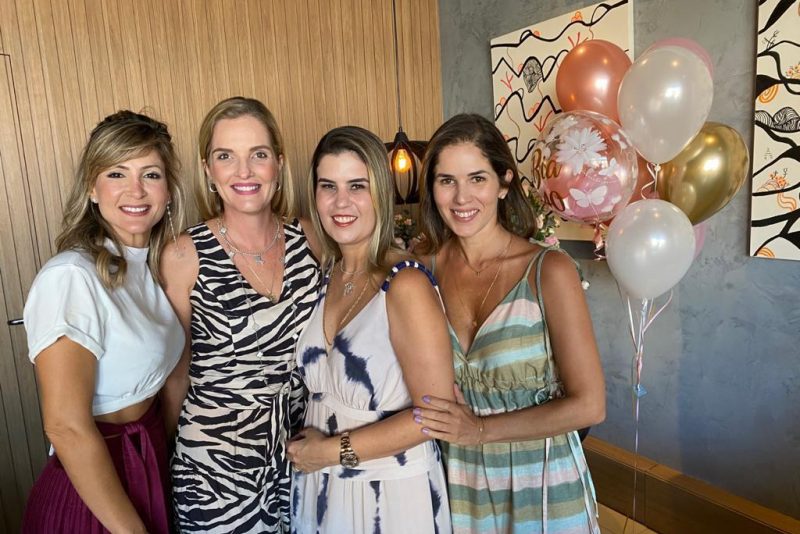 Beatriz Pontes troca de idade com festa surpresa articulada pelas amigas Beatriz Pontes troca de idade com festa surpresa articulada pelas amigas