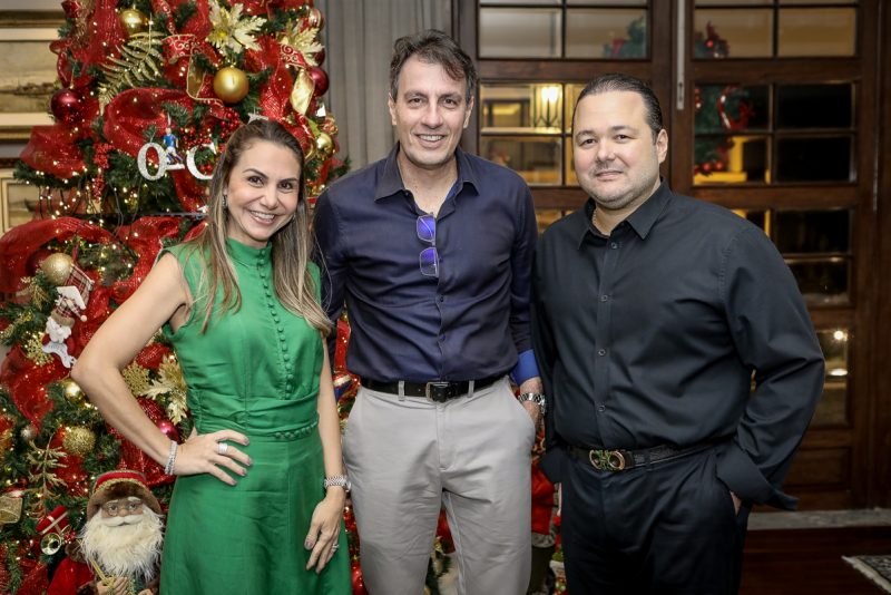 Gestão executiva - Excelentes anfitriões, Otávio e Adriana Queiroz abrem as portas de sua mansão nas Dunas em torno de Carlos Rotella, novo CEO do Grupo Edson Queiroz
