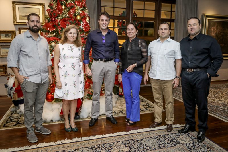 Gestão executiva - Excelentes anfitriões, Otávio e Adriana Queiroz abrem as portas de sua mansão nas Dunas em torno de Carlos Rotella, novo CEO do Grupo Edson Queiroz