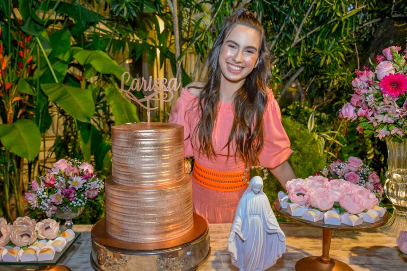 Larissa Lafuente celebra seus 15 anos com festa surpresa articulada por seus pais Larissa Lafuente celebra seus 15 anos com festa surpresa articulada por seus pais