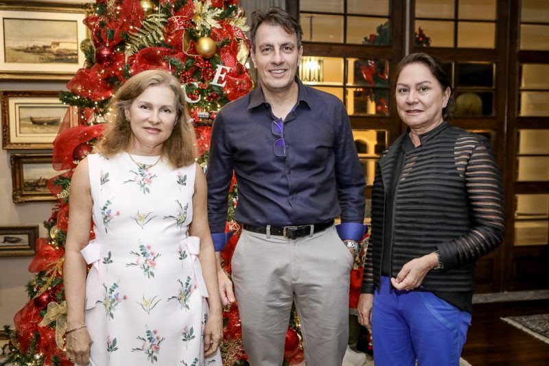 Gestão executiva - Excelentes anfitriões, Otávio e Adriana Queiroz abrem as portas de sua mansão nas Dunas em torno de Carlos Rotella, novo CEO do Grupo Edson Queiroz