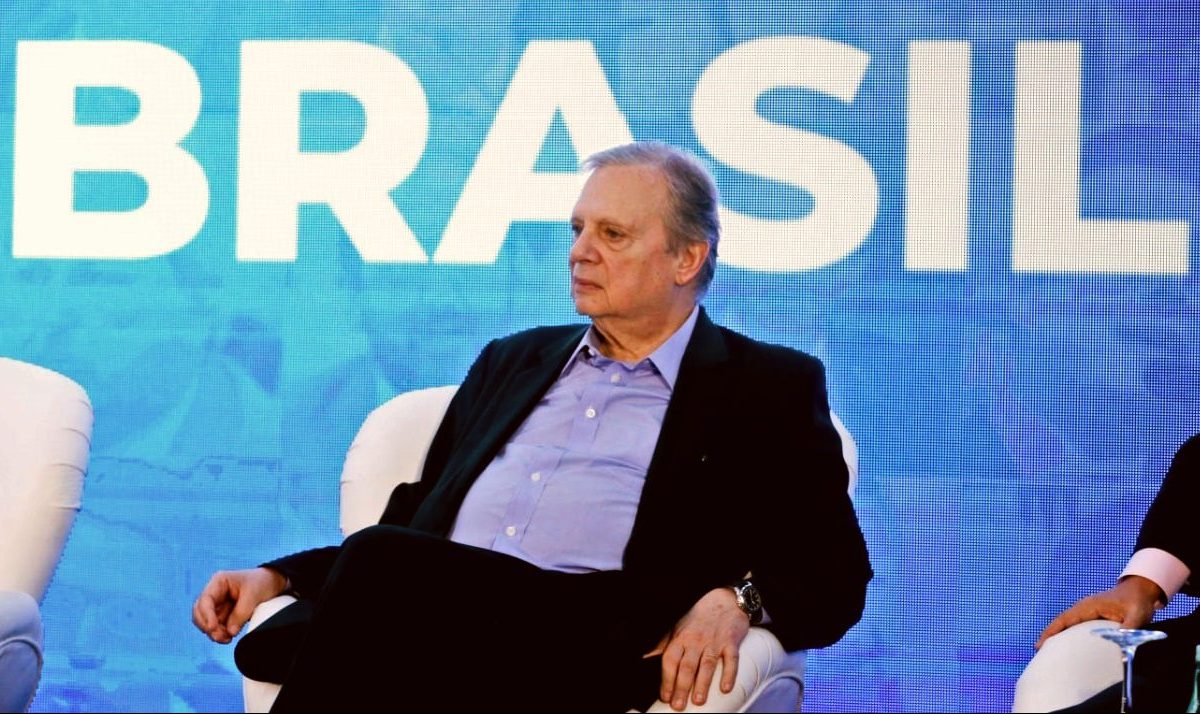Tasso Jereissati diz que desoneração da folha preservará milhares de empregos Tasso Jereissati diz que desoneração da folha preservará milhares de empregos