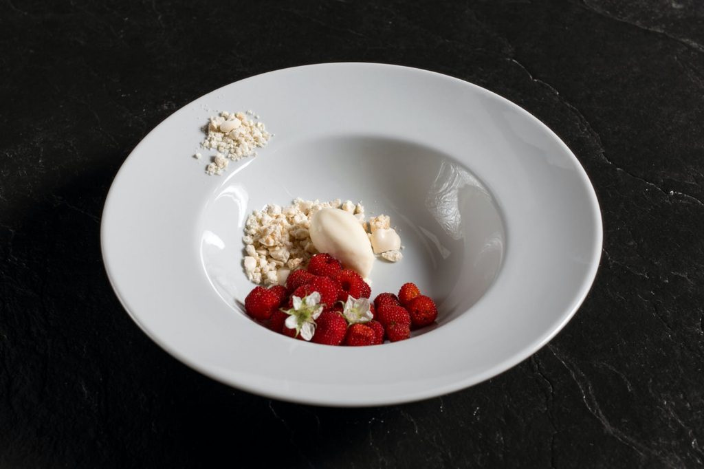 1611268394246852 Morango Selvage Suspiro Sorvete De Iogurte Calda De Especiarias 2 