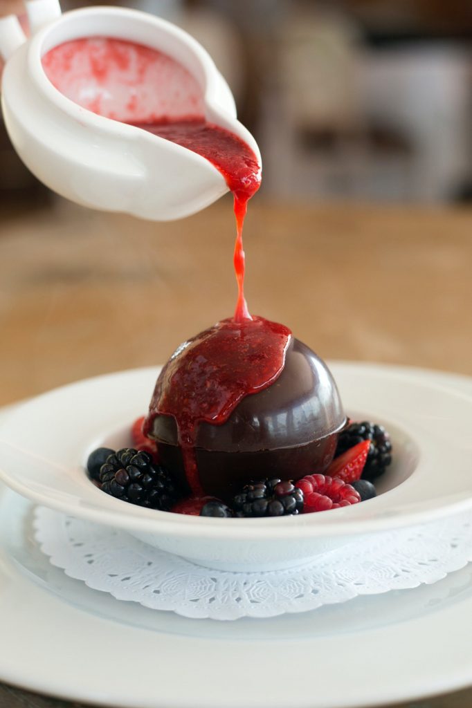 1611268893985536 Esfera De Chocolate Com Gelato De Creme E Calda De Frutas Vermelhas 4 