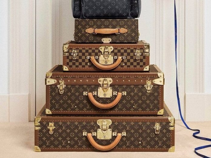 LOUIS VUITTON - Antiga mala de viagem Louis Vuitton revestida no  tradicional