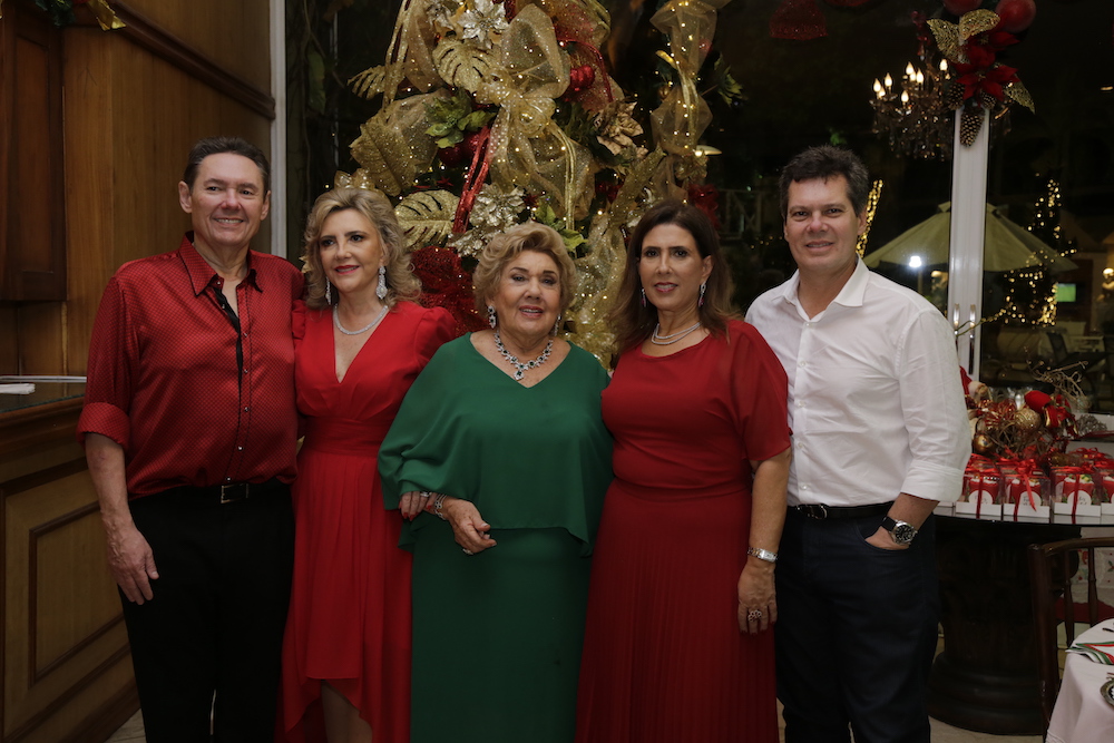 Consuelo Dias Branco abre as portas do endereço de festas da família para a ceia de Natal Consuelo Dias Branco abre as portas do endereço de festas da família para a ceia de Natal