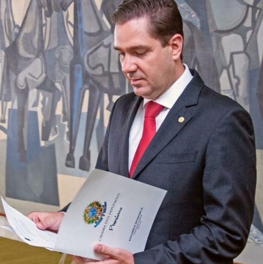 Eduardo Bismarck apresenta projeto de lei sugerindo um abono complementar Eduardo Bismarck apresenta projeto de lei sugerindo um abono complementar