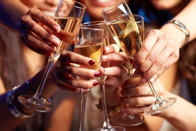 Mulheres Brindando Com Champagne E1506616100907