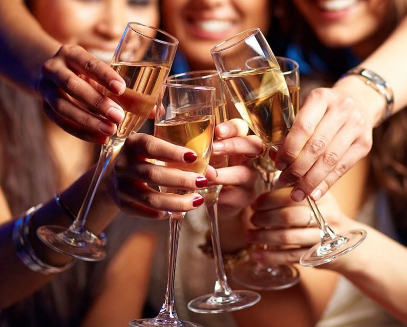 Mulheres Brindando Com Champagne E1506616100907