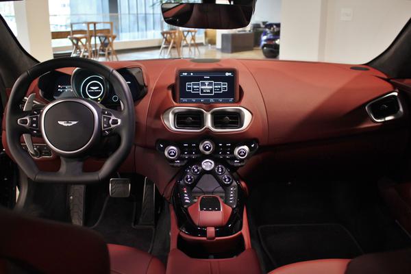 Aston Martin Interna