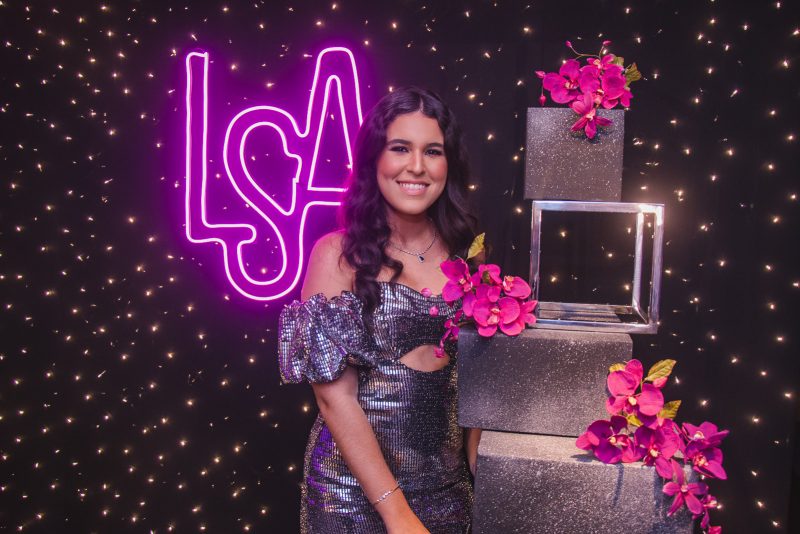 Sessão Parabéns - Lara Sousa Albuquerque transborda alegria e alto astral em sua festa de 15 anos