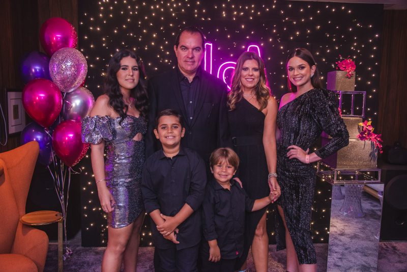 Sessão Parabéns - Lara Sousa Albuquerque transborda alegria e alto astral em sua festa de 15 anos
