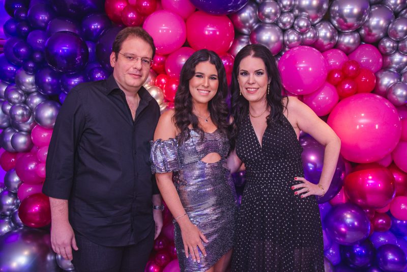 Sessão Parabéns - Lara Sousa Albuquerque transborda alegria e alto astral em sua festa de 15 anos